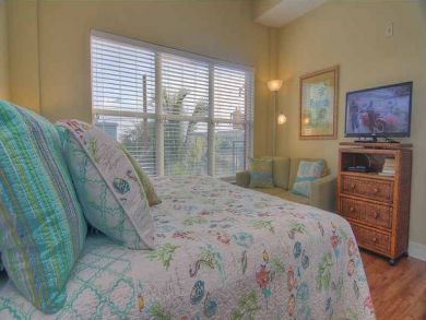 Great Two Bedroom Steps from Maderia Beach